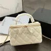 CC Bags العلامة التجارية الفاخرة الحالات التجميلية 22A علبة الحالات المربعين مع معادن ذهبية matelasse سلسلة crossbody shou gaehb