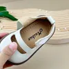 Pierwsze spacerowicze nowe buty dla niemowląt na wiosenne wycięcie skóry Małe dziewczynki Princess Buty Soft Tennis Sole Outdoor Modne małe buty dla dzieci 240315