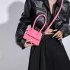 Designväskor säljs billigt modehandväska 2024 sommar ny kvinnors väska mini söt axel förenklad brevvatten