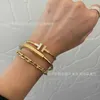 Tifaniym Classic High Fashion Versatile Version Plated 18k guld Oregelbunden slät yta Avancerad elegant armband för kvinnor