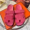 Designer läder sandaler lyxiga sandal sommarlist och vinter strand platt botten plysch tofflor