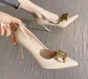 Chaussures habillées de créateurs talons de mariage blancs pour femmes pompes sexy bouche peu profonde Slip-On bout pointu boucle carrée en métal Lady soirée chaussures simples