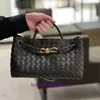 Top calidad original Bottgss Ventss Andiamo bolsos de hombro tienda en línea Diseño pequeño Primavera Nuevo Bolso de mano tejido de cuero con hebilla de cuerda de metal Uno con logotipo real