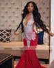 Funkelnde rote Pailletten-Meerjungfrau-Abschlussballkleider 2024, luxuriöse silberne Kristallperlen, transparenter Ausschnitt, lange formelle Party-Abendkleider für schwarze Mädchen
