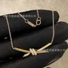 Designer V Gold Tiffay and Co Knot Halsband Kvinnor Rose Twisted Bow High Grade Collar Chain 1 Edition