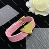 Шикарные розовые кожаные браслеты, женский золотой браслет, дизайнерский регулируемый браслет-цепочка с треугольным значком для подарка