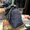 Kvinnors vintage denim Jumbo XL Airport axelväskor mörkblå handväska silver metall hårdvara matelasse kedja crossbody handväskor stora kapacitetsbagage 40 cm