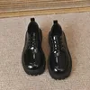 Scarpe eleganti piccole in pelle nere 2024 moda colore puro bocca leggera vintage con suola spessa per donna punta quadrata