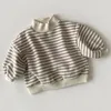 Baby Girls Striped Tops Autumn Zime Dzieci zagęszcza ciepła wysoka bluza bawełniana ubrania maluch chłopców 240306