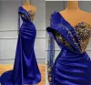 Royal Blue aftonklänningar med guldpärlor Kristaller Vintage One axelhylsa veck Satin Long Prom Party Gowns Formella arabiska vestidos