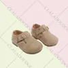 Första Walkers Claladoudou Original läderskor för småbarn Uniform Khaki Suede Babies Girls First Birthday Shoes Flat Baby Strap Walker 240315