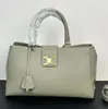 Kvinnors modedesigner Buckle Shopping Bag Fashion Leather Handle Retro Metal Accessories Handväska One Axel Messenger Wrist Bag 8101