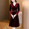 Vestidos casuais 2024 luxo elegante diamantes chique vestido de baile outono inverno vermelho veludo manga longa mulheres coreano bodycon festa noite