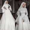 Robes de mariée musulmanes modestes hijab col haut manches longues robes de mariée blanches appliques de dentelle perlée une ligne robes de mariée islamiques avec ceinture d'arc