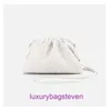 Luxury Designer Bottgss Vents Pouch Tygväskor Online -butik Vävt mun Womens Bag Ny singel Shoulder Small Square Girl Style med riktig logotyp