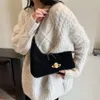 Negozi di fabbrica Versione coreana Popolare Borsa a forma di mezzaluna per le donne 2024 Nuova tendenza minimalista Moda di nicchia Spalla ascellare