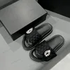 Sandales de créateurs Pantoufle Homme Femme Sandale Sliders de haute qualité Crystal Cuir de veau Chaussures décontractées Plate-forme matelassée Diapositives d'été Pantoufles de plage confortables