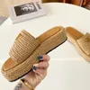 Sandały projektanta złota klamra poślizg na czarnym brązowym basenie Kapcie szydełkowe Slajdki Damskie Sandały Sandały Kliny Straw Flatform Slipper 451218