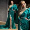 2024 Robes de bal sexy arabes portent des perles vertes chasseurs col haut manches longues satin cristal perles côté robe de soirée fendue robes de soirée