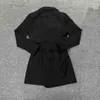 Modedesigner-Damen-Zweiteilerkleid mit klassischen dreieckigen Taschen, Arbeitsjacke, Jacke, Gürteldekoration, unregelmäßiges Rockset