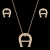 Conjuntos de joias de casamento Vankelif Simples Colar e Brincos Conjunto de joias femininas com zircão micro letras incrustadas joias populares clássicas Q240316