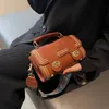 un sac de niche pour femme dans un sac à bandoulière tendance et polyvalent avec un sentiment de luxe.Cylindre Boston portatif