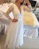 Weiße, elegante Abendkleider mit Spitzenapplikationen, Perlen, tiefem, langen Ärmeln, Ballkleider mit Schärpe, bodenlanges, maßgeschneidertes Partykleid