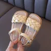 Småbarnskor tjej sommar flätad semester fyrkantig tå söta barn sandaler beige gul 21-36 pu läder mode barn skjutreglage 240314
