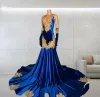 Königsblaue Spitzenapplikationen Etui-Abschlussballkleider 2024 Sheer Neck Abendkleider mit Handschuhen Schwarze Mädchen Meerjungfrau Formelles Partykleid Robes De Soiree BC18387