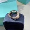 2024 Designer T Knot une célébrité populaire sur Internet avec la même bague à nœud pour femmes, bague minimaliste au design de niche en or 18 carats, sertie de luxe léger avec bague en diamant