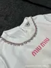 Projektowanie koszulki damskiej MM 24 wiosna/lato Nowa niszowa moda Nisza z Dingdiamond Button Obroź