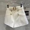 Kobiety szorty 2024 Spring Retro Metallic Belt Design Elegancki towarzyska dla kobiet moda biała dama czarna krótka