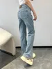 I jeans da donna a gamba dritta con lettera colorata con diamanti sono realizzati in tessuto di cotone al 100%.Il denim da donna è uno stile versatile e classico.