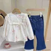 Set di abbigliamento 2023 autunno nuove ragazze increspate camicie stampate camicetta a maniche lunghe + jeans ricamati Pantaloni tuta a due pezzi