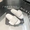 17% de réduction Chaussures de sport 2024 Xiaoxiang Velcro Pain pour femmes Été Nouveau Outsider Lingge Un mot Tête ronde Pantoufles à fond plat