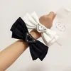 Barrettes High End Invertered Triangle Hair Loop Women s Youthful Style New Bow Hair Clip Classic Designer Hair Accessories Brand Charm Luxury Pannband