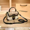 Snygga handväskor från toppdesigners Hong Kong äkta läder Ny avancerad fyrkantig låda på väskan Foreign Foreign Style Handheld One Shoulder Crossbody for Women