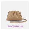 Luxury Designer Bottgss Vents Pouch Tygväskor Online -butik Vävt mun Womens Bag Ny singel Shoulder Small Square Girl Style med riktig logotyp