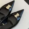 Hoge hakken voor dames Metalen puntige neus met schoenen met kittenhak Lederen stijlvolle elegante enkele schoenontwerperfabriek