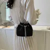 숄더백 스프링 버킷 가방 패션 체인 크로스 바디 가방 인기 토트 가방 여성 작은 디자이너 핸드백 240311