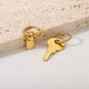 Baumelnde Kronleuchter, neue Huggie-Ohrringe aus Edelstahl mit Schloss und Schlüssel, asymmetrischer Anhänger, PVD-vergoldet, baumelnde Creolen für Mädchen, Geschenk 24316