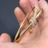 Tifaniym clásico Hebilla de herradura con incrustaciones de diamantes de precisión con cuerda de doble nudo en U nuevo producto V oro diseño de moda mariposa personalizada de alta gama DSFE