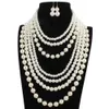 Un ensemble de 7 rangées de perles rondes en acrylique blanc, collier et boucles d'oreilles, 240305