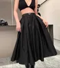 Modedesigner kvinnors korta kjol klassisk fluffig prinsessa kjol nylon bokstav triangel kort kjol högkvalitativ kvinnor kjol svart