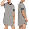 メンズスリープウェアトレンディストライププリント睡眠服カジュアルメンラウンジウェア不規則な裾の夏のホームウェアローブ