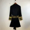 Satin haut de gamme personnalité coréenne japonaise portant coupe-vent mi-longueur hommes manteau de luxe Design hommes vêtements de nuit en soie 240314