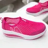 Scarpe da passeggio Estate da donna di mezza età Fitness Training Free Lazy Sports Shake 5 colori Sneakers da donna