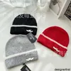 Designer A versão correta do gorro de lã da família C é um estilo pequeno e perfumado com cores misturadas e pontos vermelhos O gorro de malha é versátil, quente e tem bordas encaracoladas mak