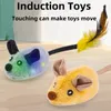 Elektriska möss Cat Toys Interactive Self Play Walking Simulation Mouse Pet Cat Plush Toy Vibration Sensor Kitten Katter Teaser Toys 240309