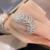 Anillo de diamantes completo con plumas de diseñador para mujer, estilo de lujo ligero, ajuste de apertura para estilo versátil de Instagram